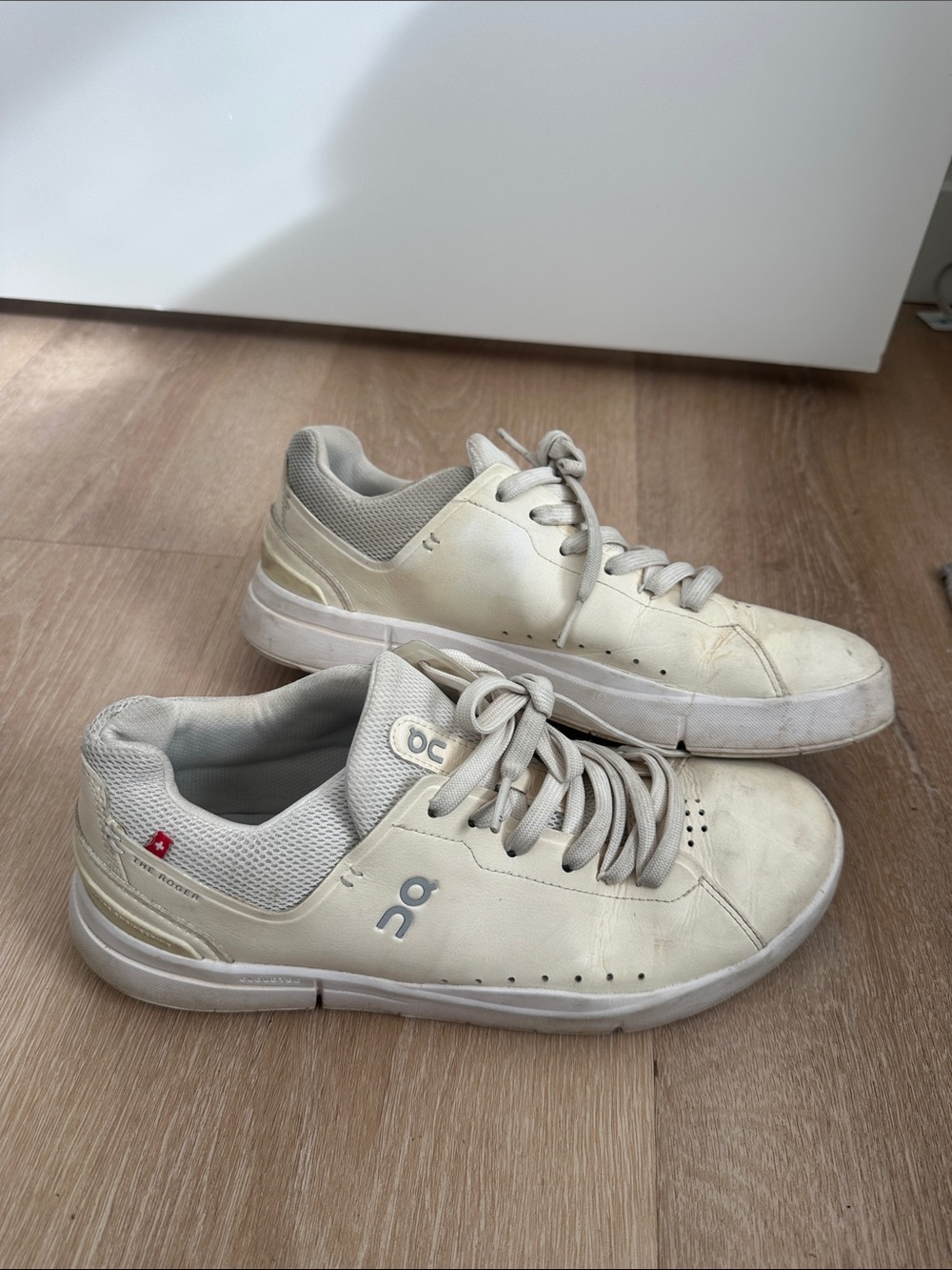 On could Running women’s Low-Top Sneakers in Off-White and Light Gray